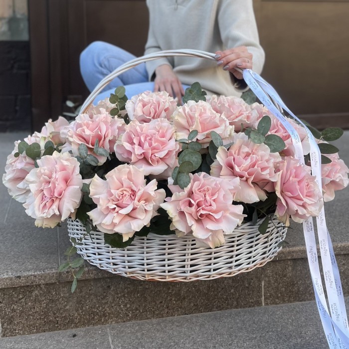 25 пышных роз Пинк Мондиаль с эвкалиптом в корзине