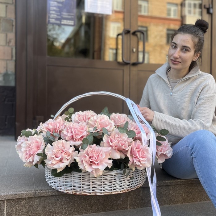 25 пышных роз Пинк Мондиаль с эвкалиптом в корзине