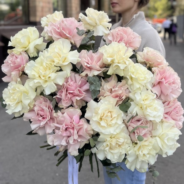 25 пышных розовых и белых роз Мондиаль