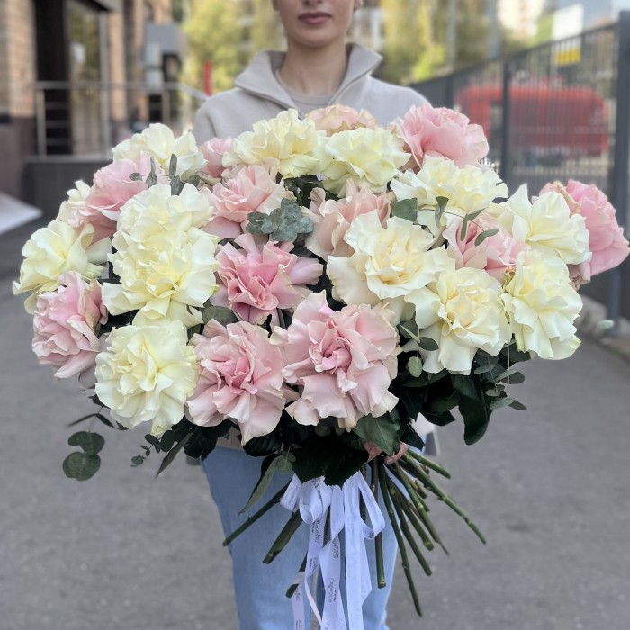 25 пышных розовых и белых роз Мондиаль