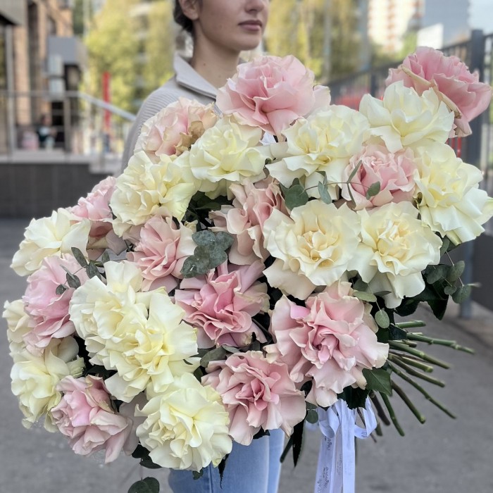 25 пышных розовых и белых роз Мондиаль