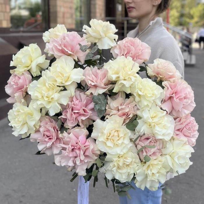 25 пышных розовых и белых роз Мондиаль