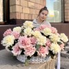 51 пышная розовая и белая роза Мондиаль в корзине