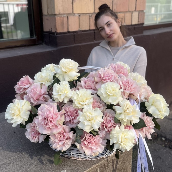 51 пышная розовая и белая роза Мондиаль в корзине