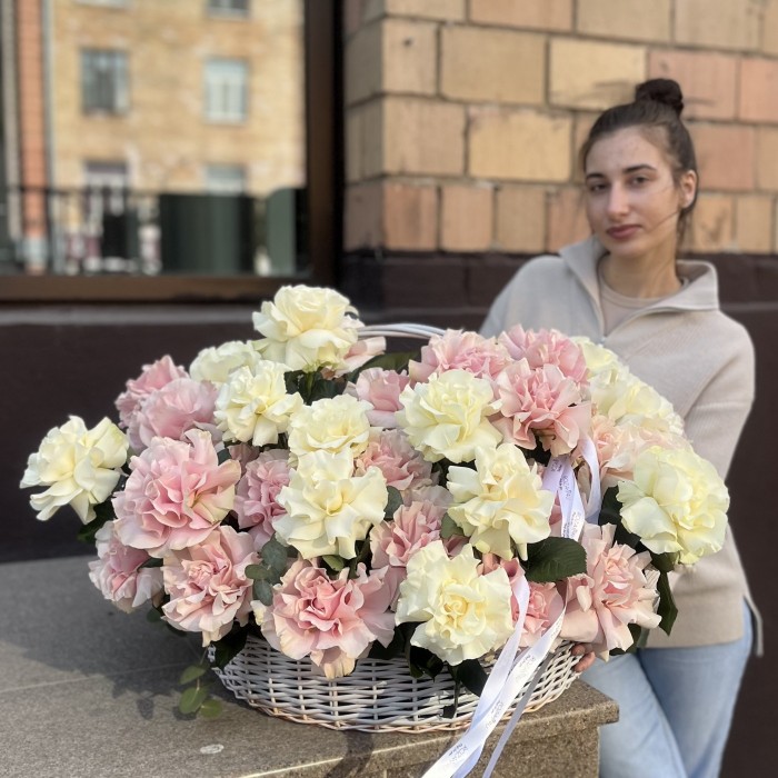 51 пышная розовая и белая роза Мондиаль в корзине