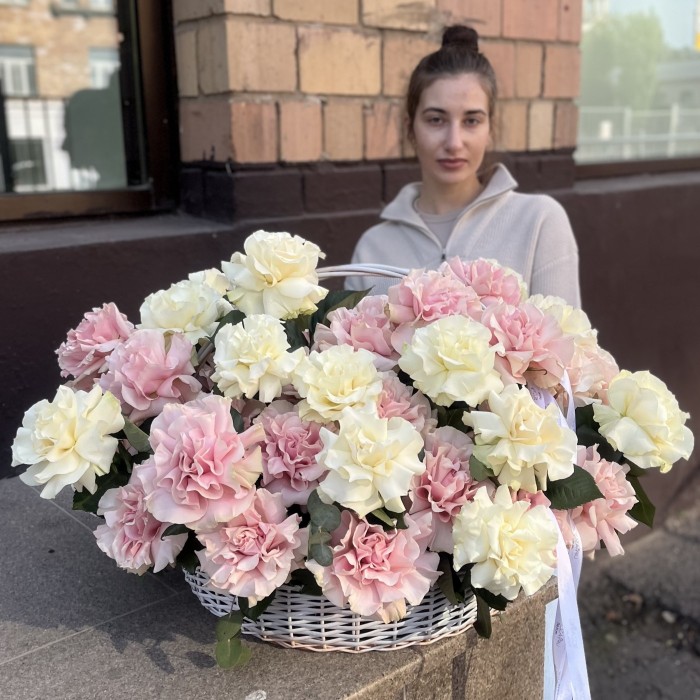 51 пышная розовая и белая роза Мондиаль в корзине