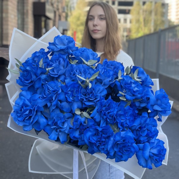25 пышных синих роз с эвкалиптом