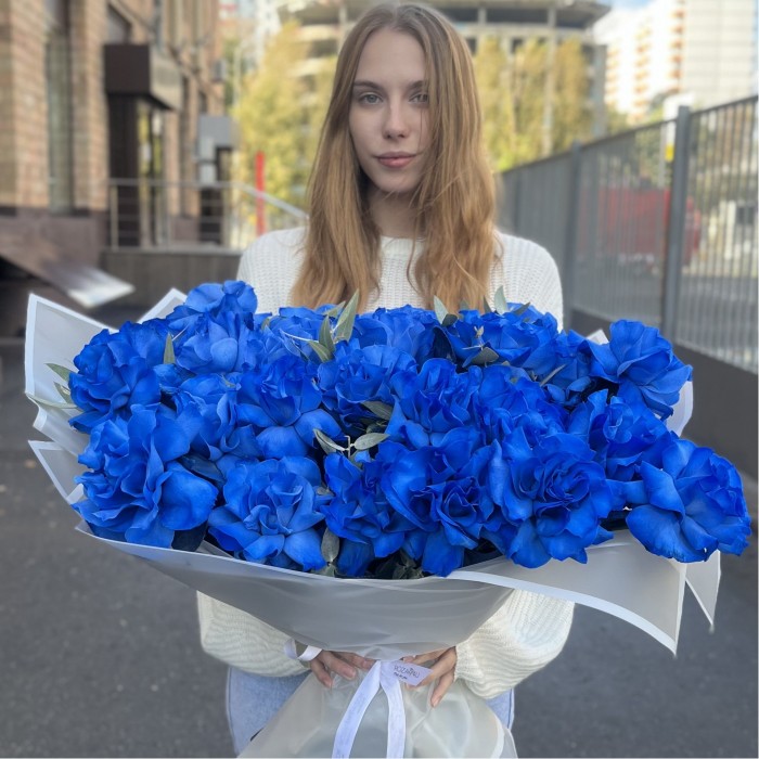 25 пышных синих роз с эвкалиптом