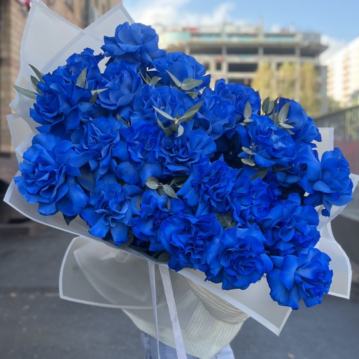 25 пышных синих роз с эвкалиптом