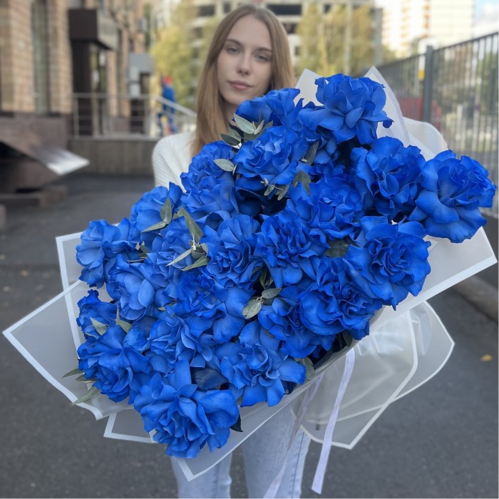 25 пышных синих роз с эвкалиптом