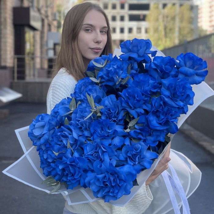 25 пышных синих роз с эвкалиптом