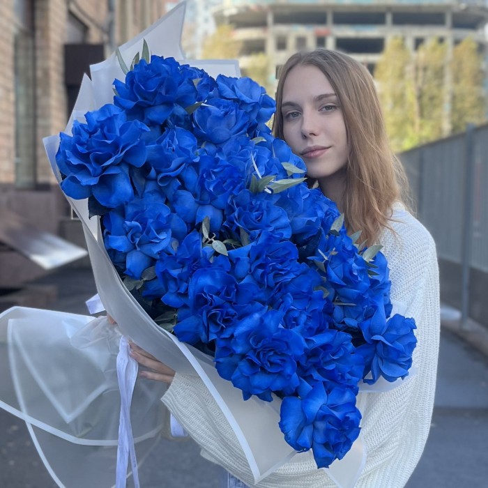 25 пышных синих роз с эвкалиптом