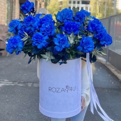 25 пышных синих роз с эвкалиптом в коробке