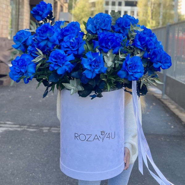 25 пышных синих роз с эвкалиптом в коробке