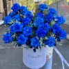 25 пышных синих роз с эвкалиптом в коробке