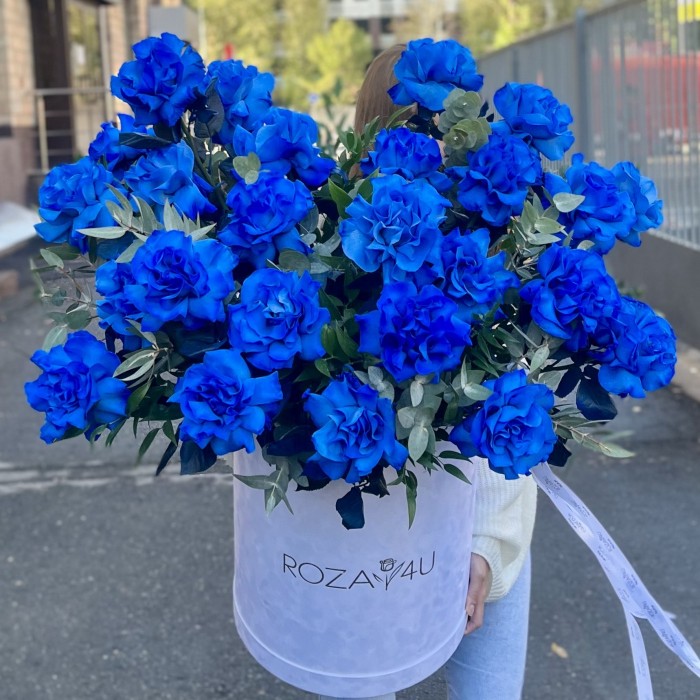 25 пышных синих роз с эвкалиптом в коробке