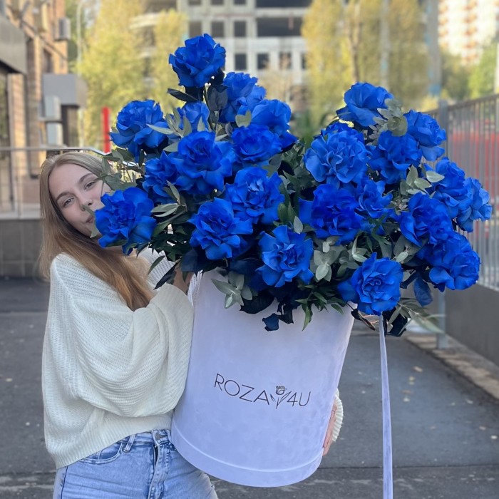 25 пышных синих роз с эвкалиптом в коробке