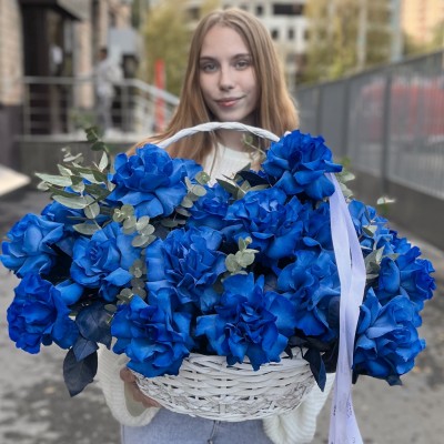 25 пышных синих роз в корзине с эвкалиптом