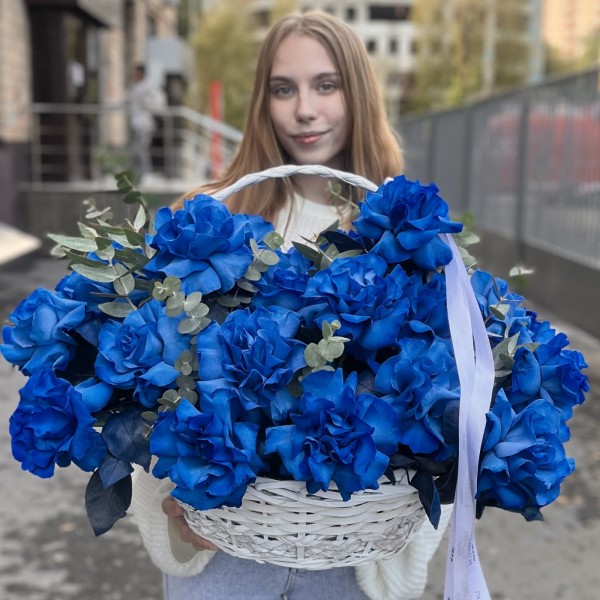 25 пышных синих роз в корзине с эвкалиптом