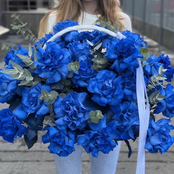 25 пышных синих роз в корзине с эвкалиптом