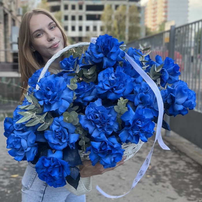 25 пышных синих роз в корзине с эвкалиптом