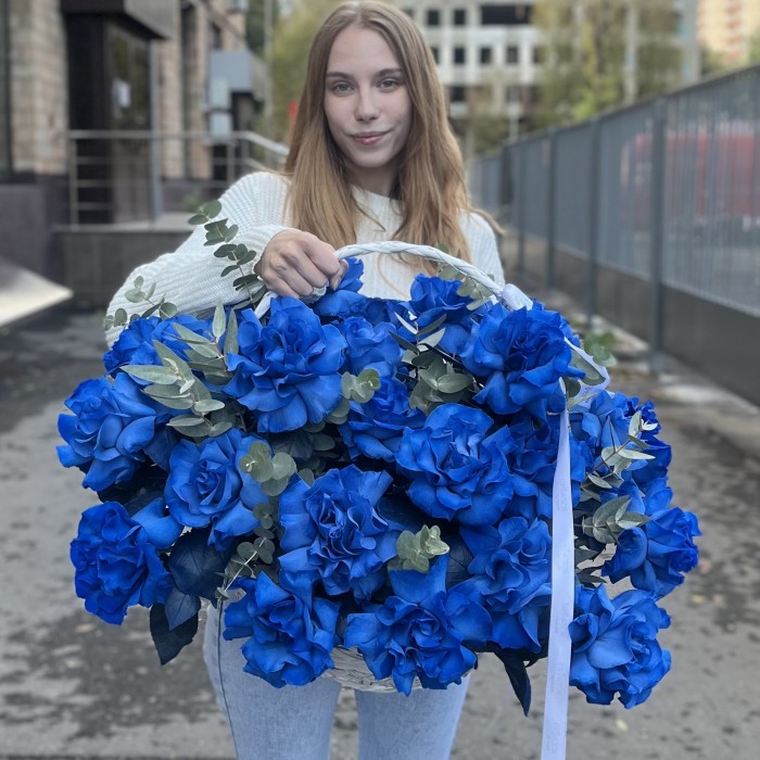 25 пышных синих роз в корзине с эвкалиптом