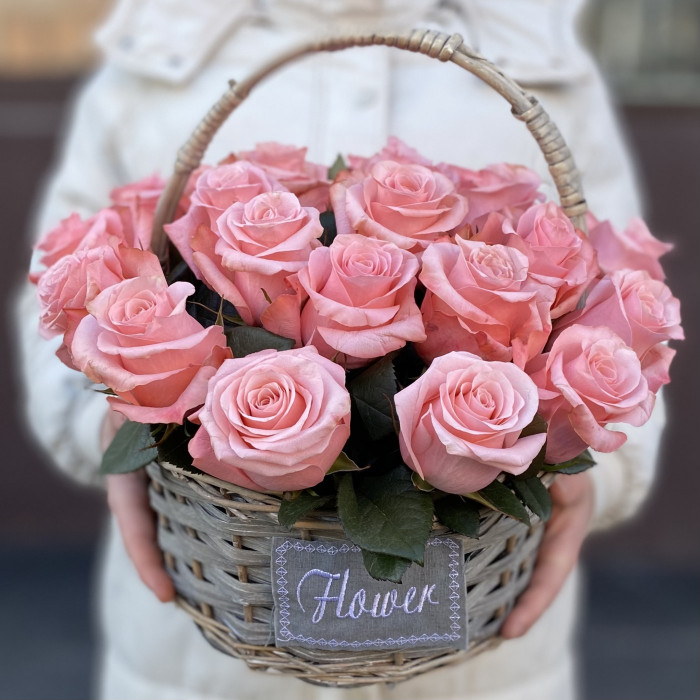 25 роз Би Свит в корзине