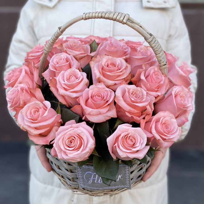25 роз Би Свит в корзине