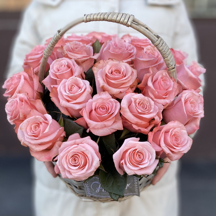 25 роз Би Свит в корзине
