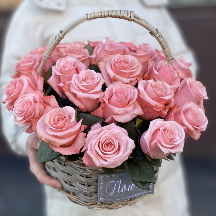 25 роз Би Свит в корзине