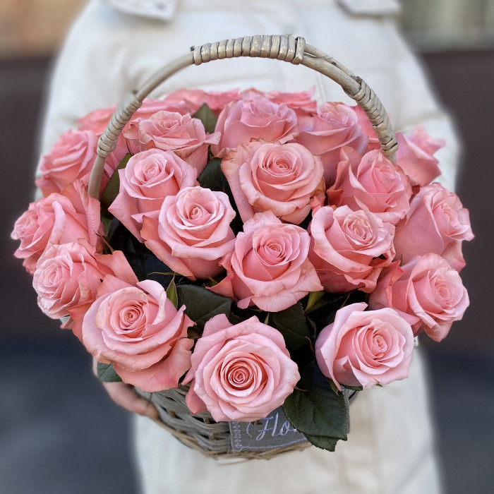 25 роз Би Свит в корзине