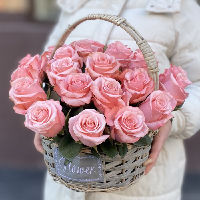 25 роз Би Свит в корзине