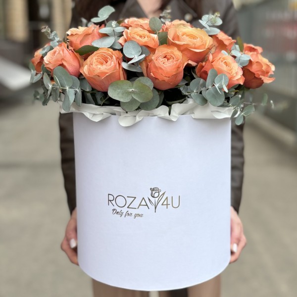 25 персиковых роз Кахала в коробке