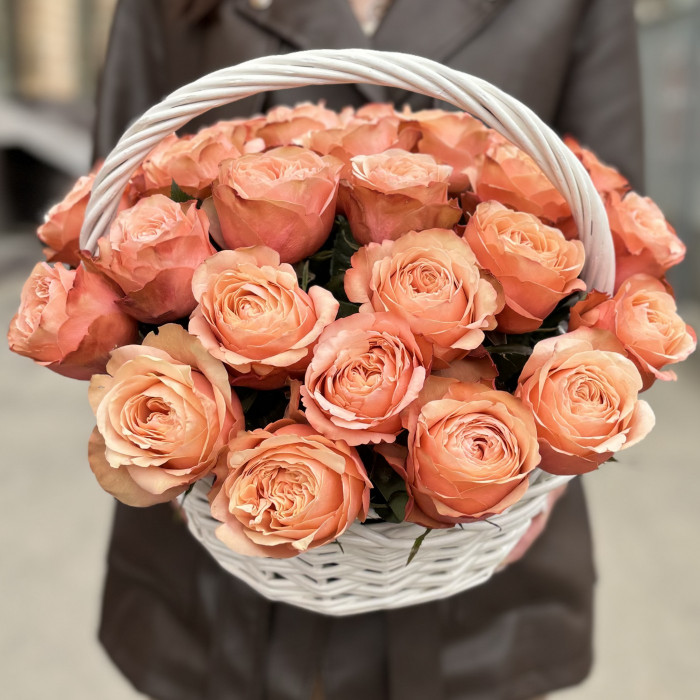 25 персиковых роз Кахала в корзине