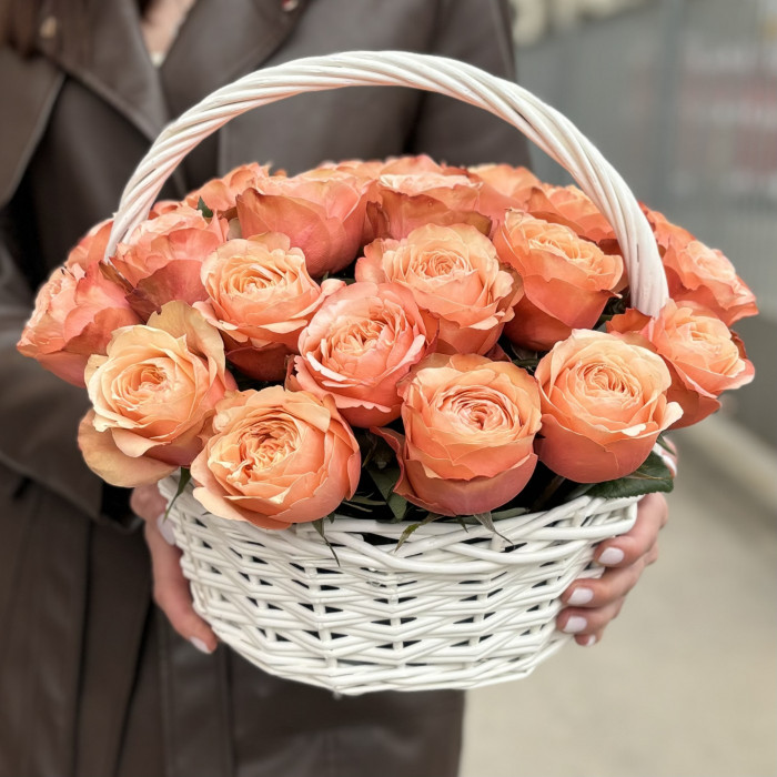 25 персиковых роз Кахала в корзине