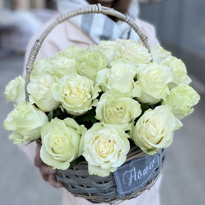 25 роз Мондиаль в корзине