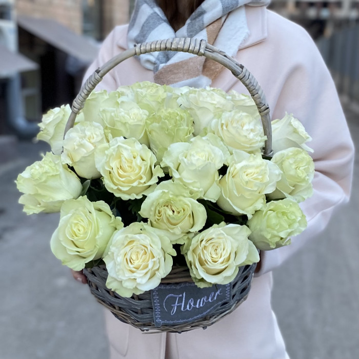 25 роз Мондиаль в корзине