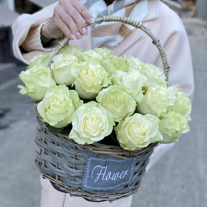 25 роз Мондиаль в корзине