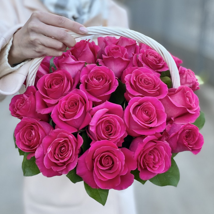 25 малиновых роз Пинк Флойд в корзине