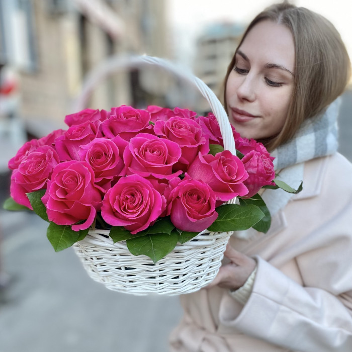 25 малиновых роз Пинк Флойд в корзине