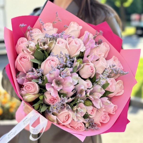 25 роз Свит Ревиваль с альстромерией