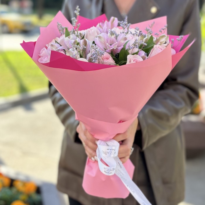 25 роз Свит Ревиваль с альстромерией