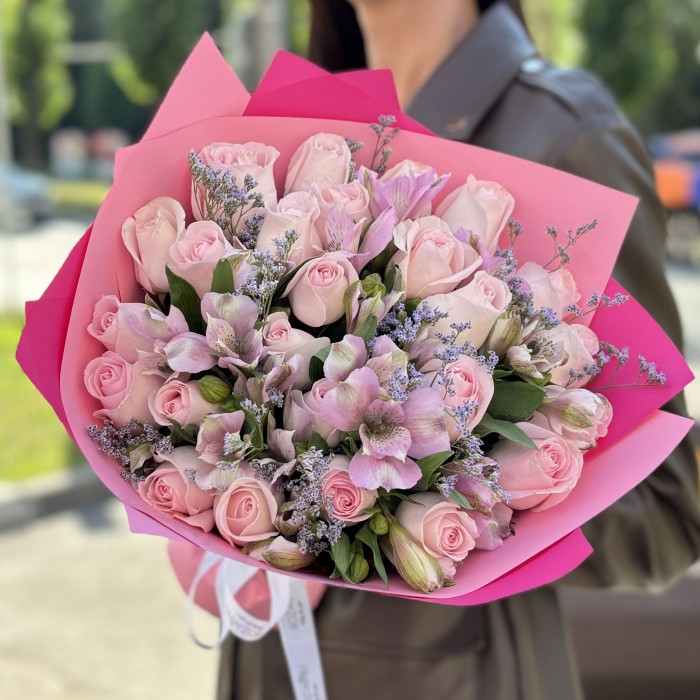 25 роз Свит Ревиваль с альстромерией