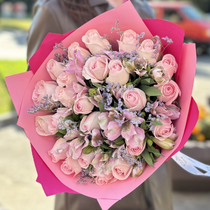 25 роз Свит Ревиваль с альстромерией