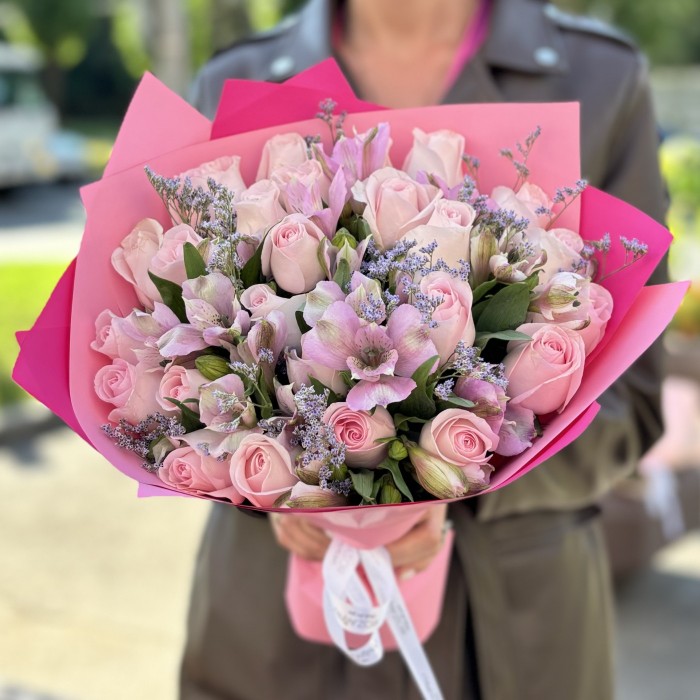 25 роз Свит Ревиваль с альстромерией