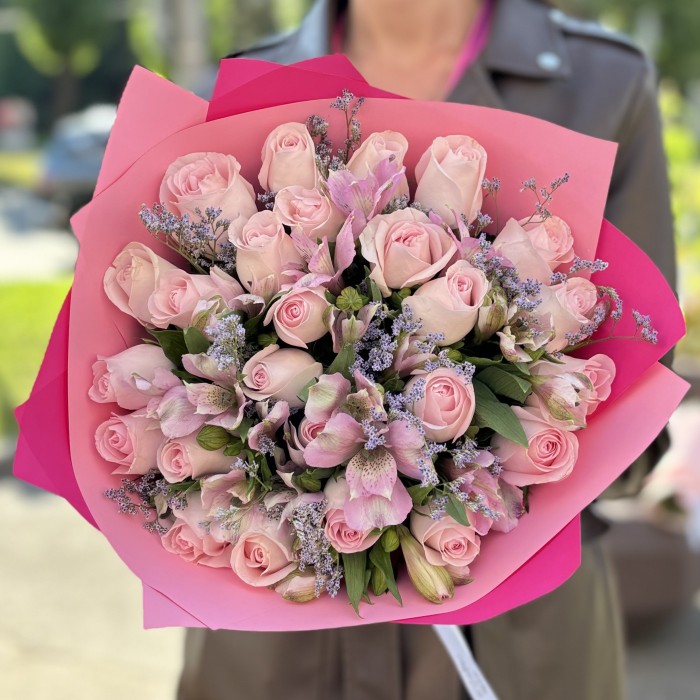 25 роз Свит Ревиваль с альстромерией