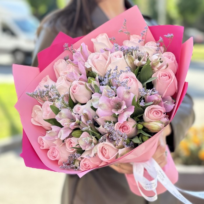 25 роз Свит Ревиваль с альстромерией