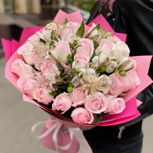 25 роз Свит Ревиваль с нежной альстромерией
