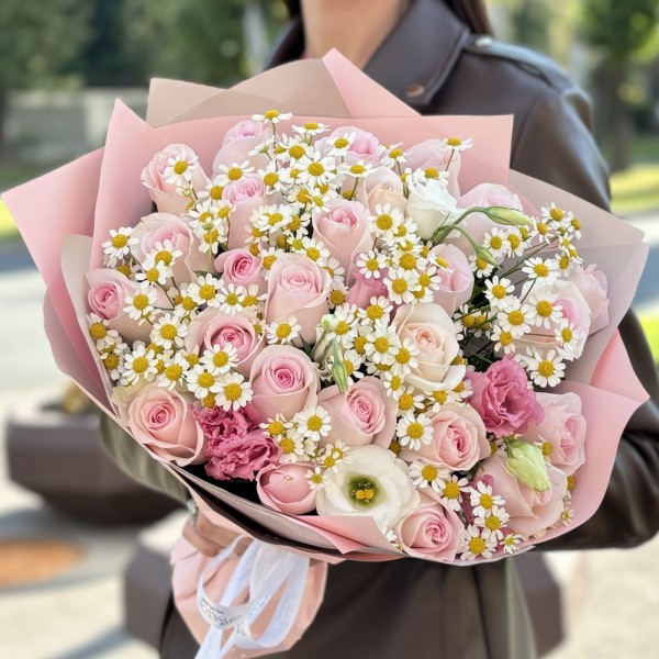 25 роз Свит ревиваль с ромашкой