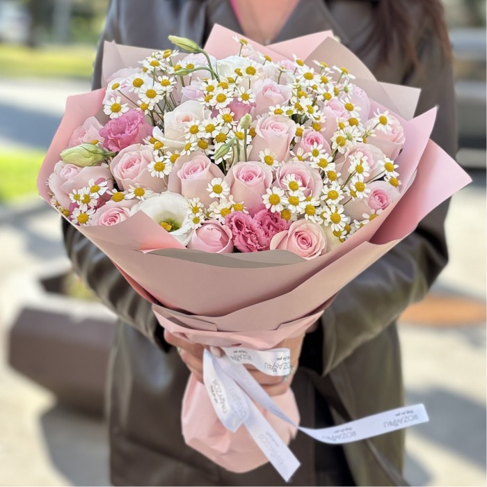 25 роз Свит ревиваль с ромашкой